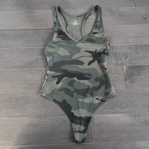 BNWOT ARITZIA TNA Camo Bodysuit Size S Fitted Style, layering piece, Y2K Camo
